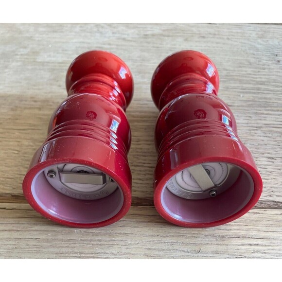Le Creuset Petite Salt And Pepper Mill Set Cerise Cherry Red NEW - Picture 7 of 7